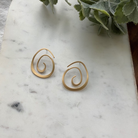 The Hattie - Twirl Matte Gold Stud Earrings - Picture 2 of 5
